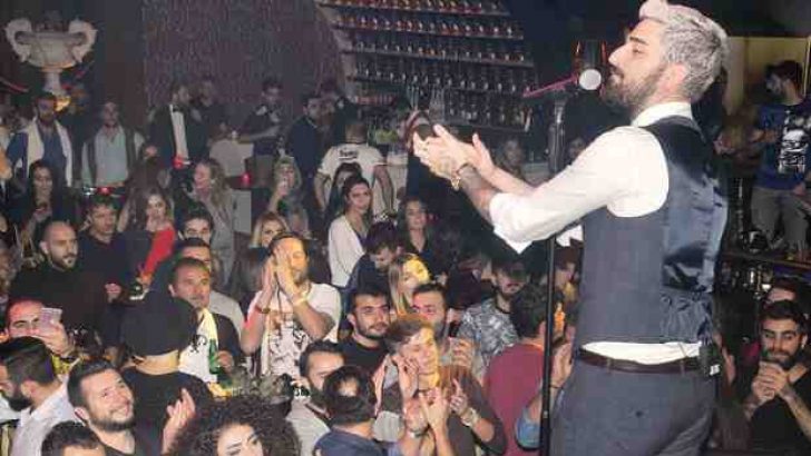 İdo sahneye çıktı, ablası ve annesi izledi