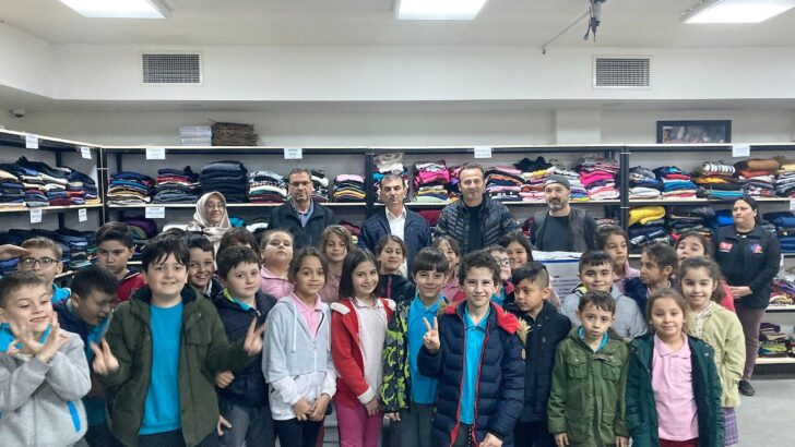 Minik öğrencilerden depremzedelere atkı, bere yardımı