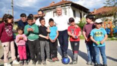 Canbey çocuklarla top oynadı