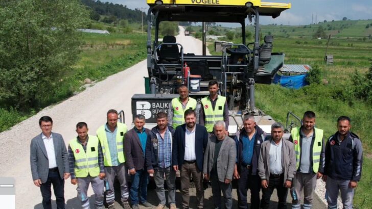 Kırsal grup yoluna sıcak asfalt