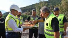 Asfalt işçilerine baklava ikramı