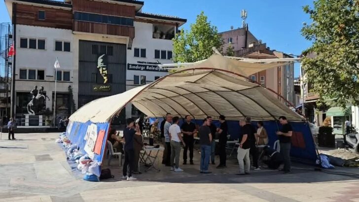 Belediye Çadırda Hizmet Veriyor