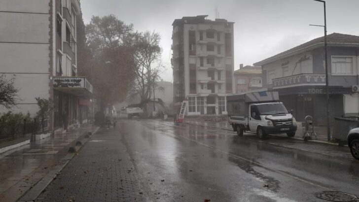 Ağır Hasarlı Binalar Yıkılıyor