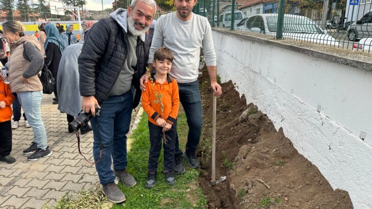 Atatürk İlkokulunda Fidan Dikimi